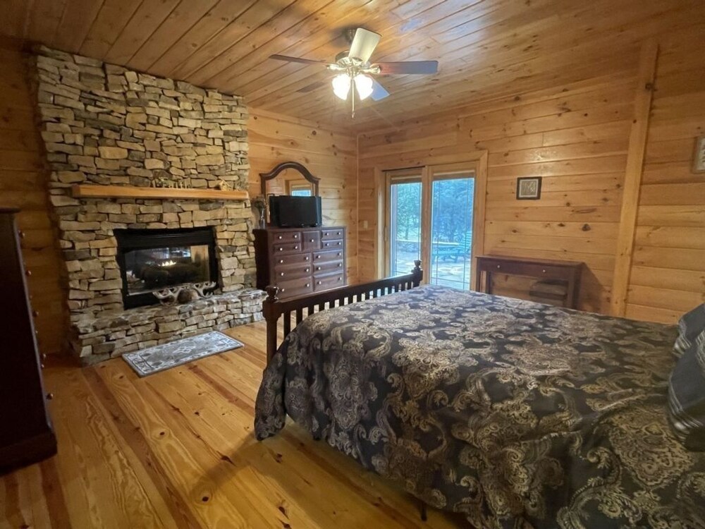 Deluxe log cabin! Pet and motorcycle friendly - enjoy nature with family and friends! 3 Bedroom Cabin by RedAwning view 2