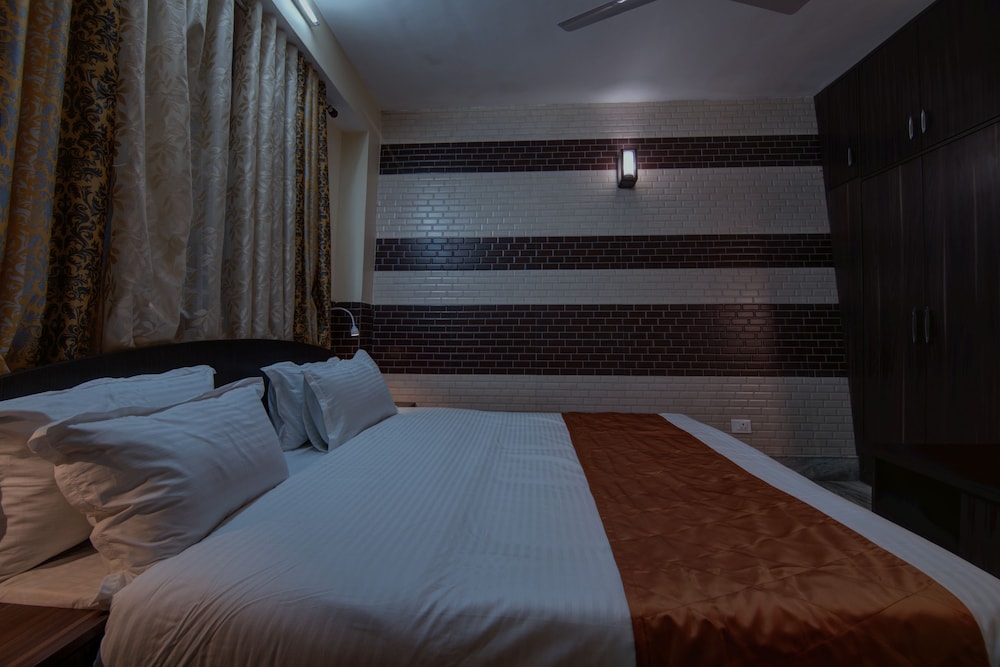 OYO 13465 Greendot Hotel