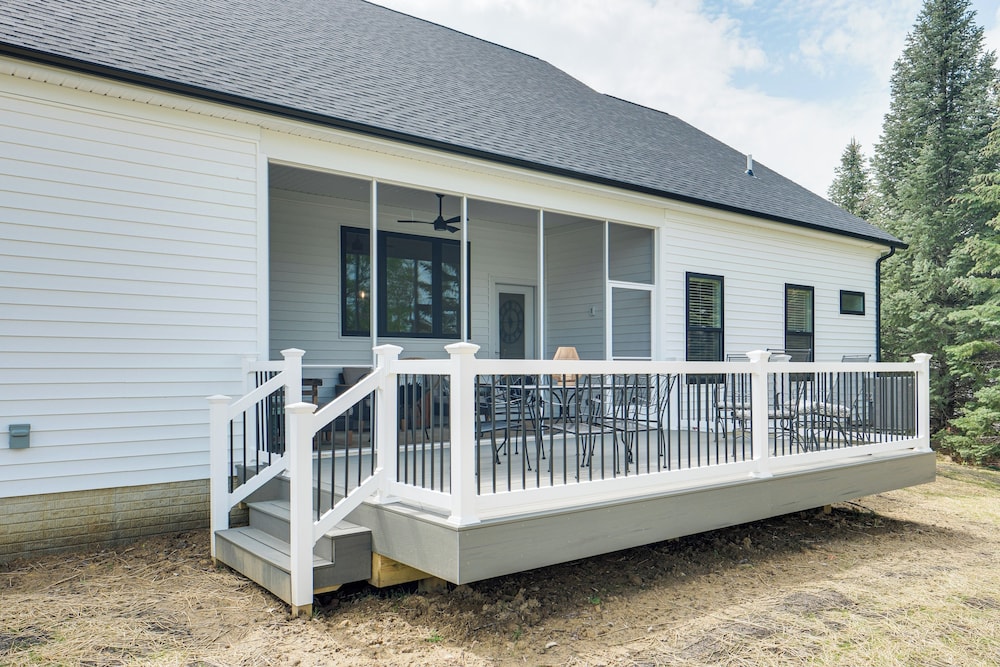 Walk to Lake Erie: Sleek Retreat w/ Screened Patio