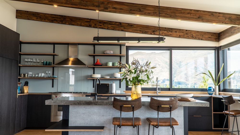 Farrant Drive - Sleeps 8 - Lake & Mountain Views - Modern & Stylish view 3