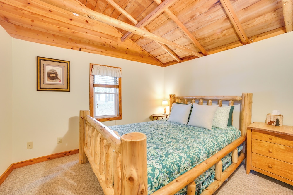 Steps to Lakefront: Dog-friendly Cabin in Levering