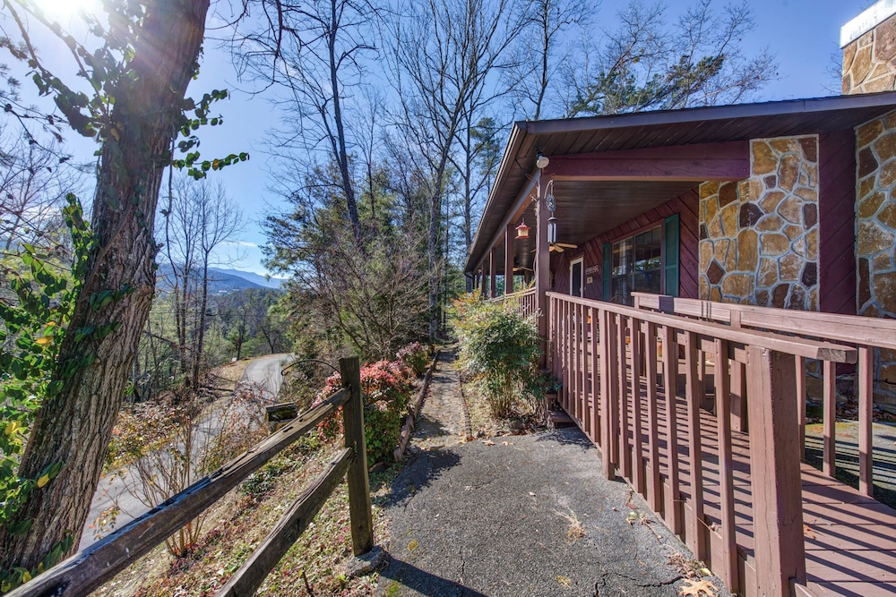 Peaceful 2br in Mountains w/ Private Hot Tub! view 3