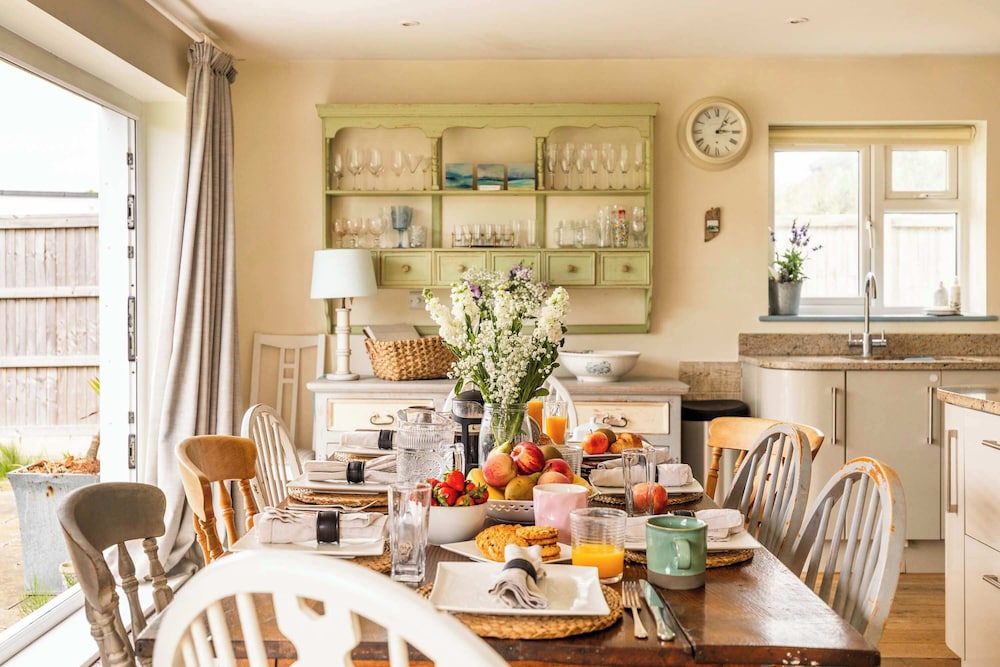 Light-filled Family-friendly Beach House