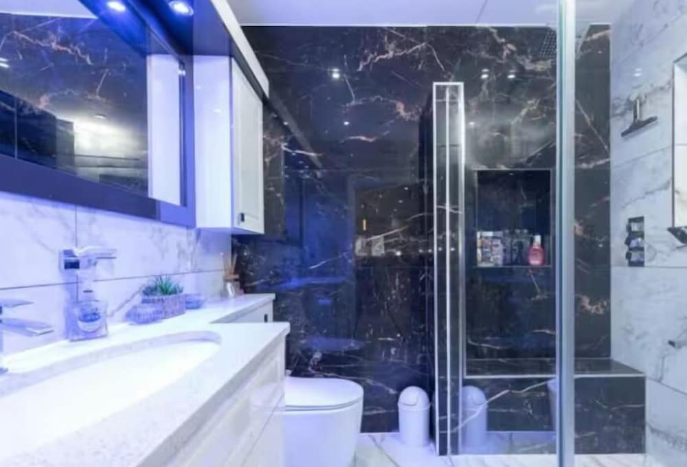House - Sleeps 16, Parking, Pets Allowed & Jacuzzi