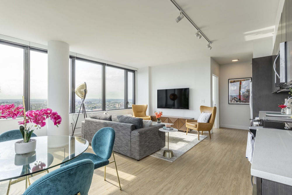 Deedee's Sky Rise Apartments - Newport 2