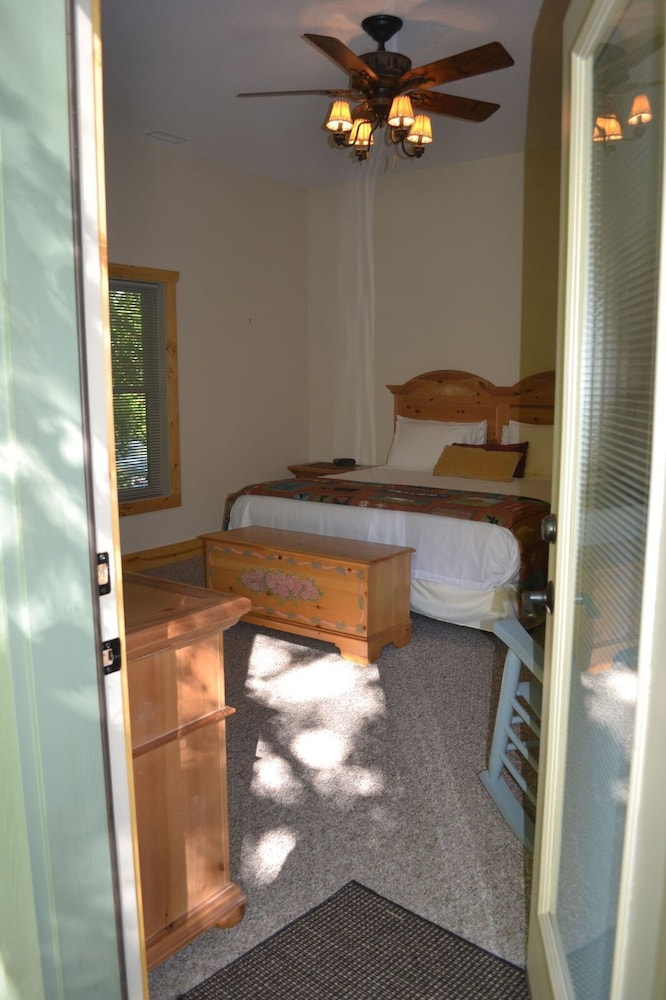 The Esmeralda Inn at Lake Lure