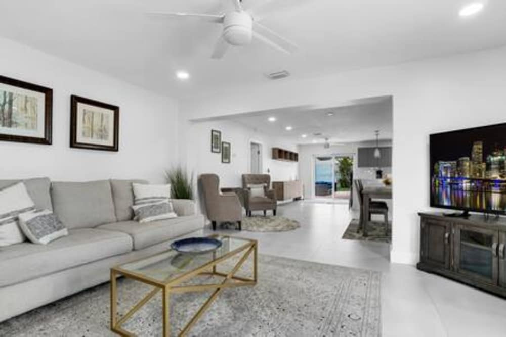 617 NW 30 CT Pool Patio 5Bd 3bath Fire Pit Parking for 3