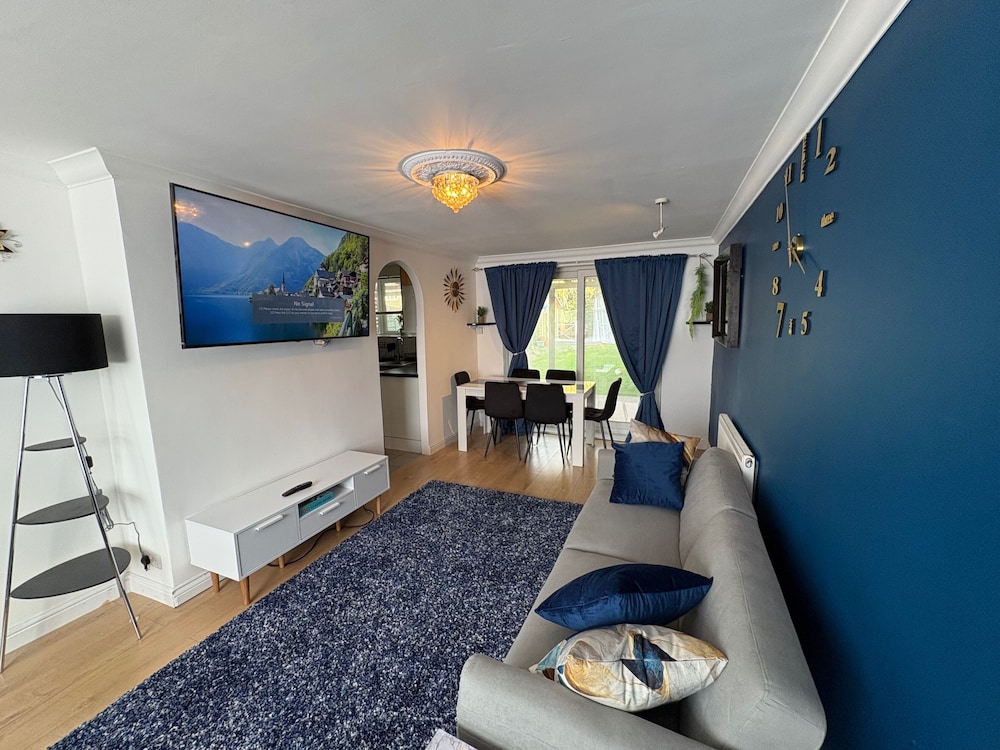 Modern and Spacious 3 Bed Retreat - Bracknell
