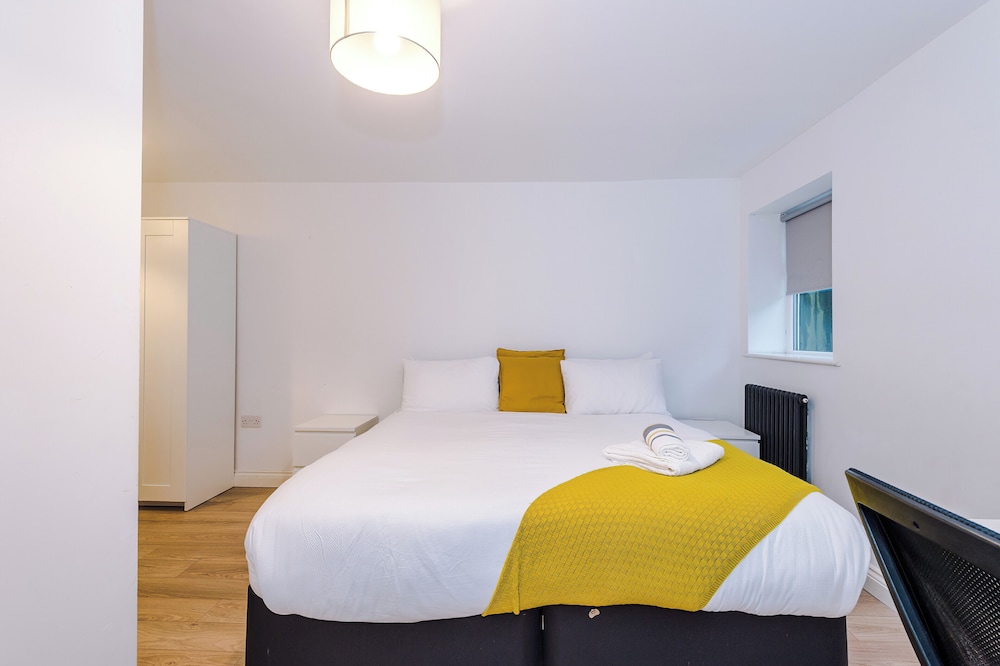 Large Modern 5-Bed House
