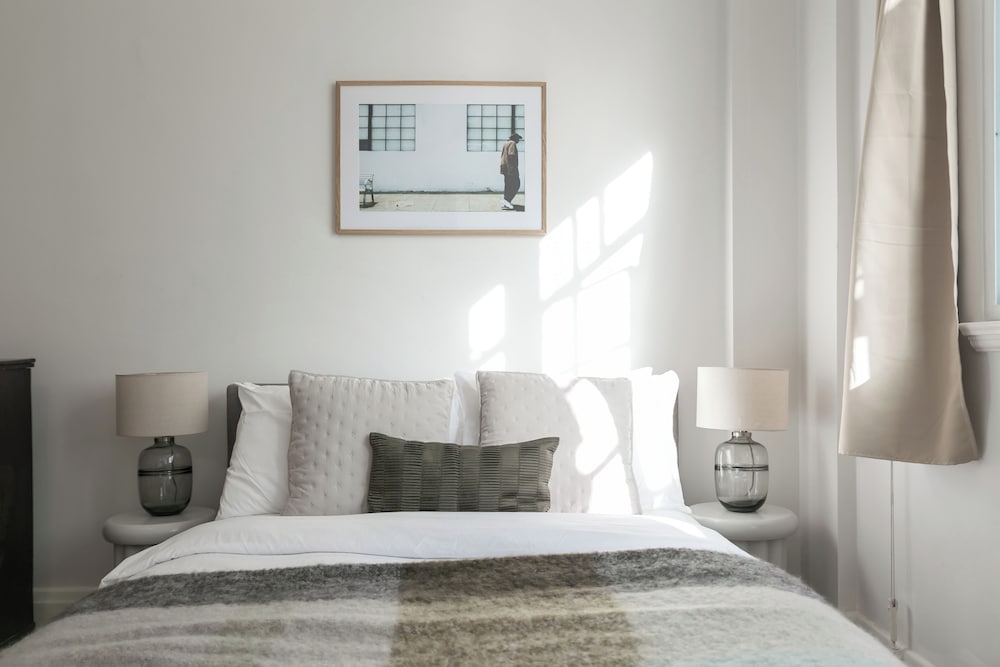 Beautifully Presented Centrally Located Studio apt