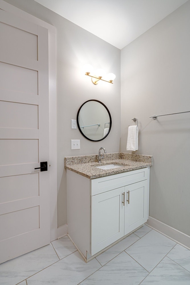 Mesmerize Melrose - Mins to Broadway - 2 Bedrooms