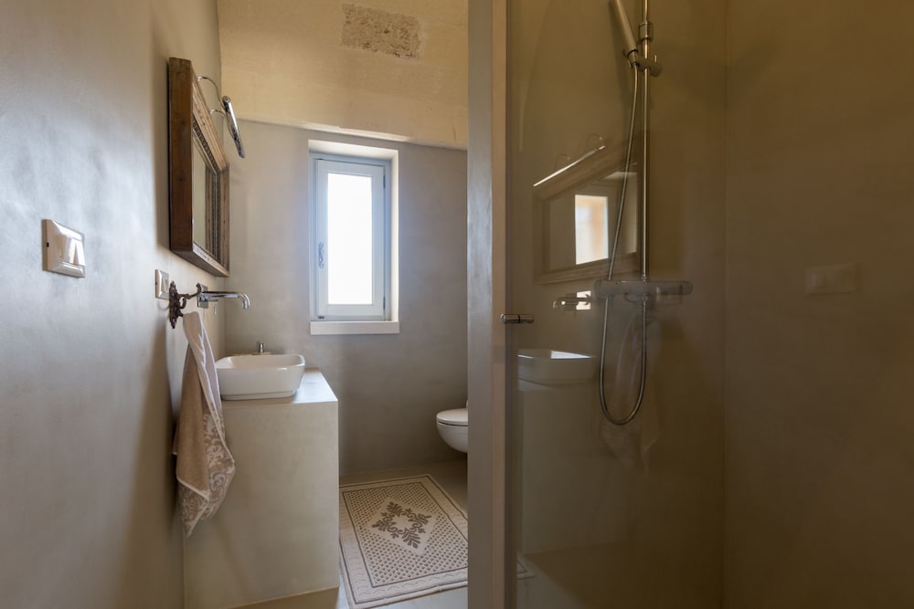 Trullo La Specchia en Cisternino — bathroom