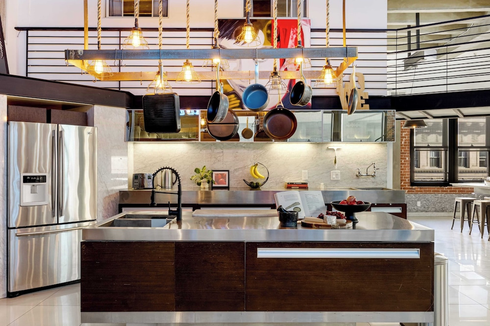 Skyline Lofts by Avantstay: a Multi-level Industrial-chic Retreat in Dtla With Rooftop Views, Soaring Ceilings & Steps to Dining, Music & Culture