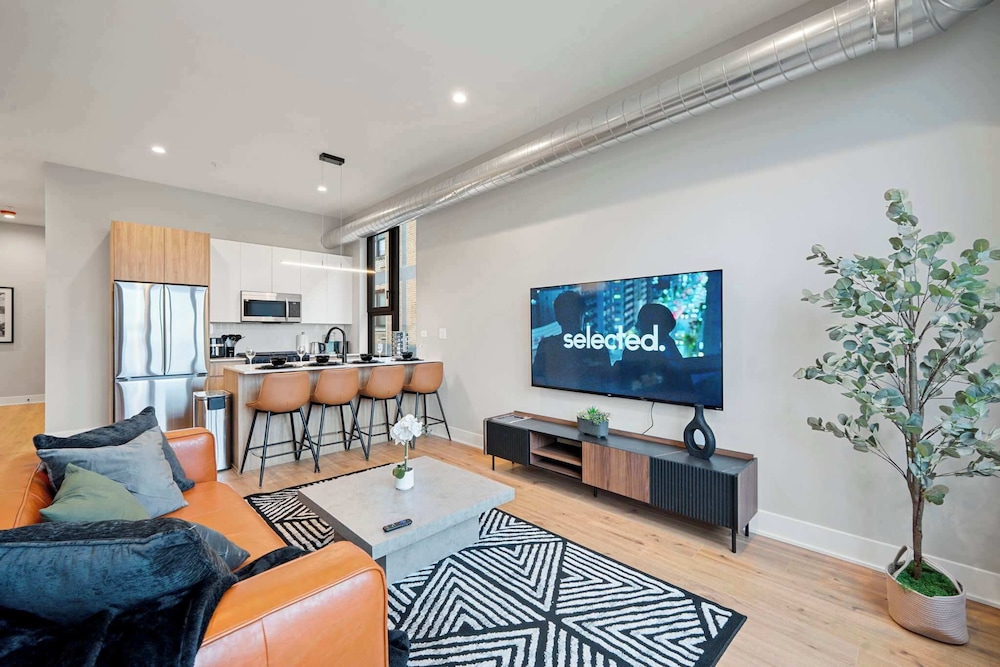Edgewater Gem Stylish 2BR Apartment Near Lake