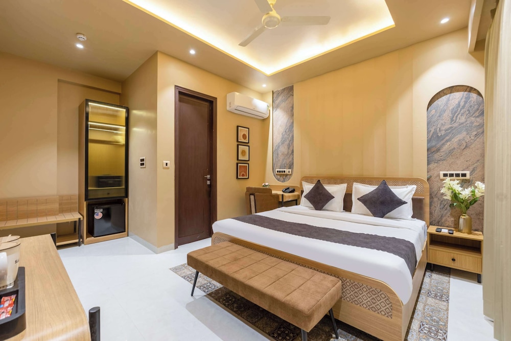 Saltstayz Premier - Sector 50 & Golf Course Ext Road