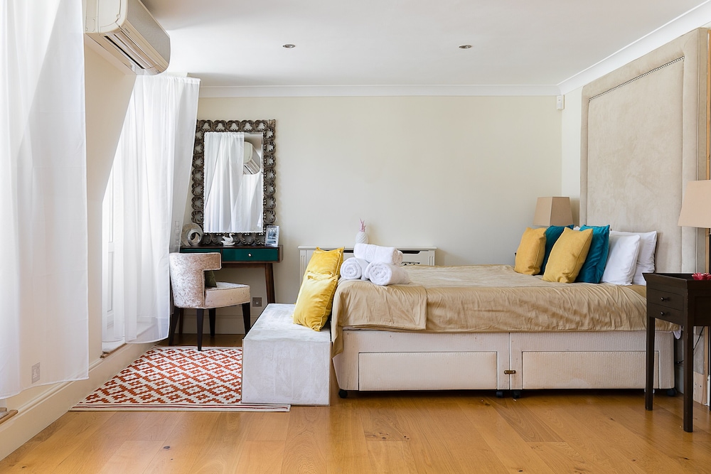 Luxury 5-bedroom Villa With Parking and AC