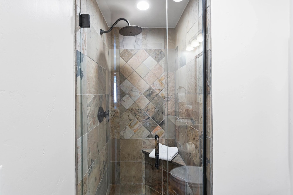 Grand Lodge - 3 Bedroom Deluxe #304 - Ski-in/out 3 Condo