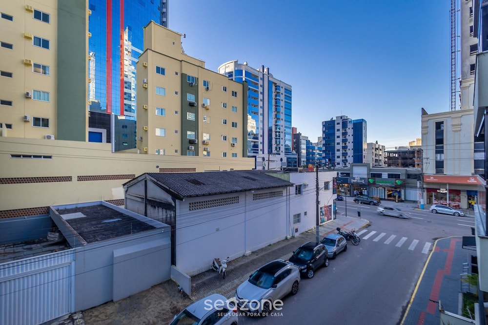 3BR Apt w/ Balcony 240m From Sea Meia Praia Eio203