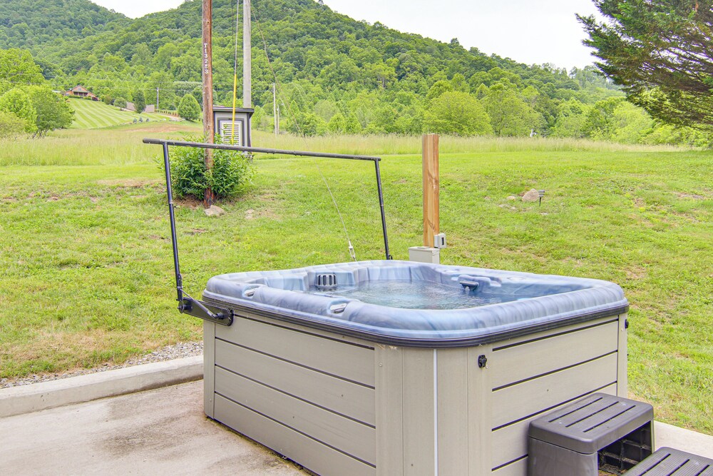 Private Hot Tub: Cottage Near Hikes & Pigeon River