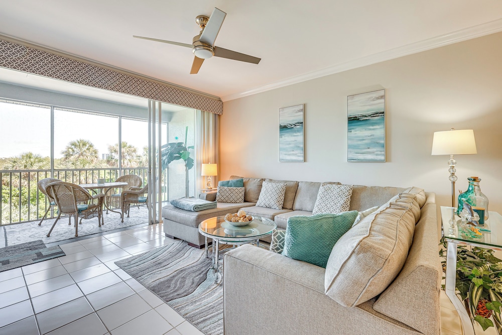 Sleek Naples Condo w/ Balcony: Snowbirds Welcome!