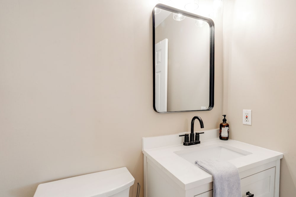 1 Mi to Ole Miss: Pet-friendly Retreat w/ Yard