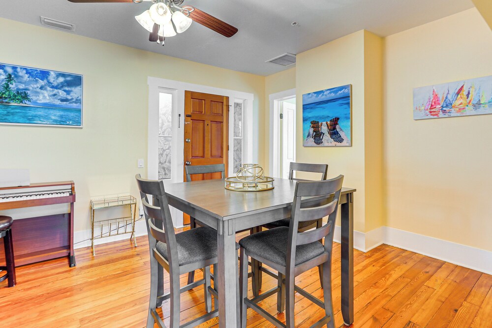 Walk to Manatee River: Palmetto Unit w/ Sunroom