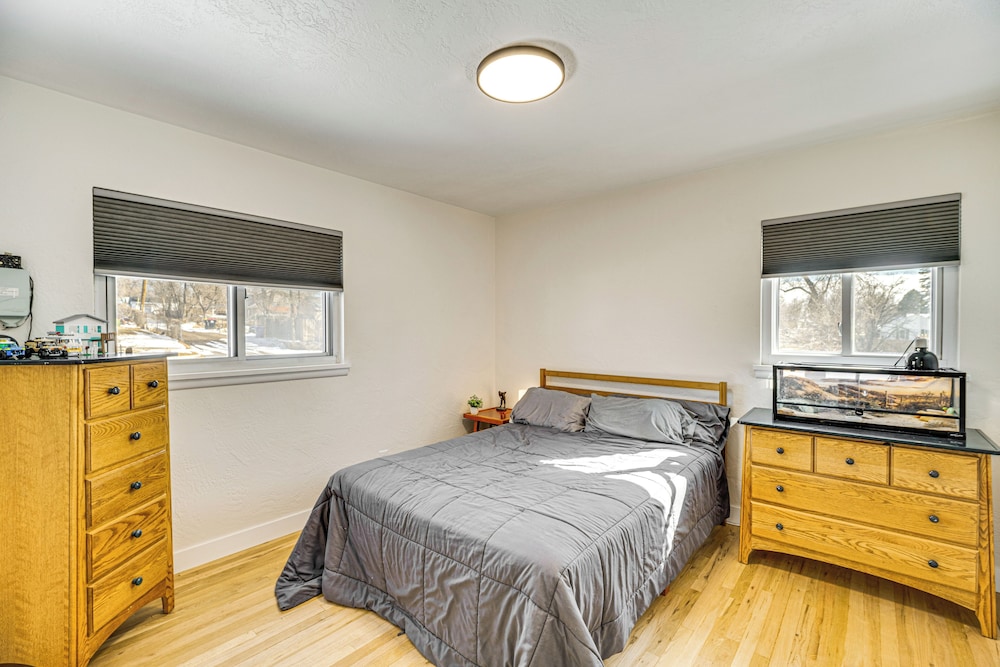2 Mi to Downtown Colorado Springs: Apt w/ Grill!