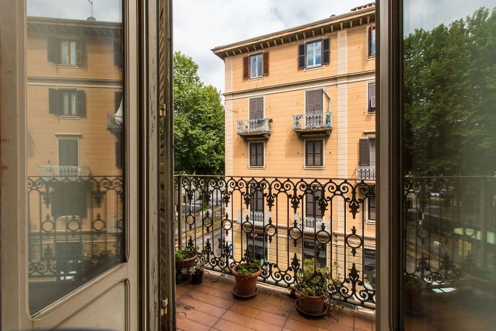 Vanchiglietta Roomy Apartment view 3