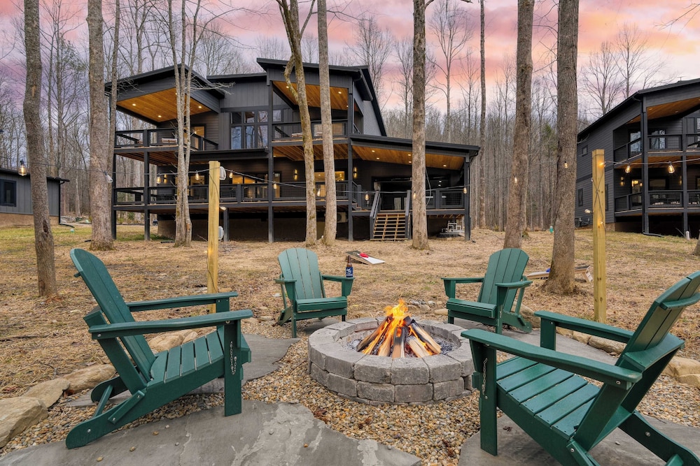 Kings Crown by Avantstay Indoor Pool, Hot Tub, Firepit, Theater All-season Retreat