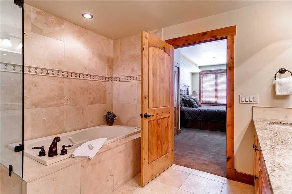 5112 Emerald Lodge, Trappeur's Crossing Apartment 2