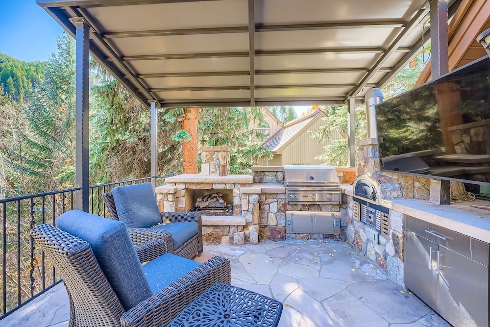 Fairway Drive Retreat 6 Bedroom Home