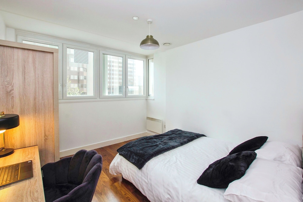 Lovely 2 Bed Apartment in Birmingham view 3