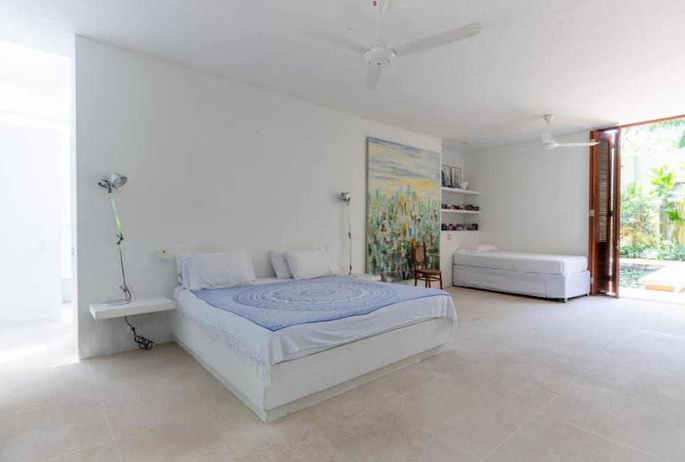 w Amazing 4BR Villa w Pool at Mesa de Yeguas