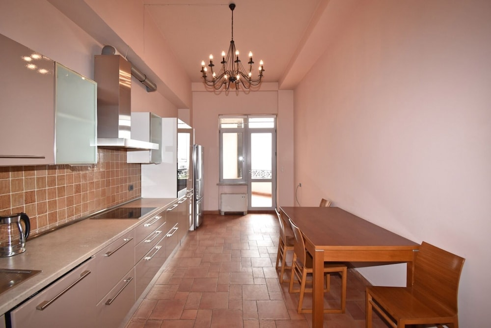 Spacious Apartment by Luxe Group TT606