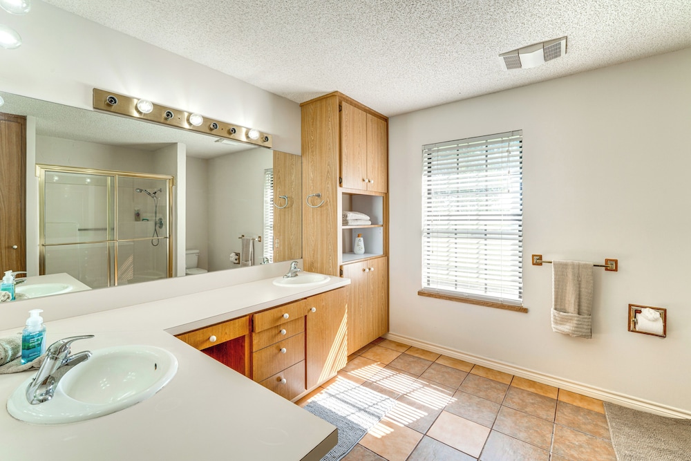 8 Mi to Lewisville Lake: Peaceful Countryside Home