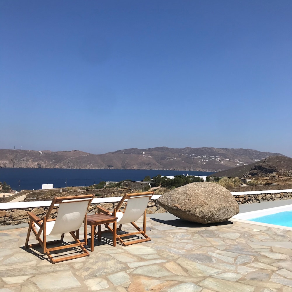 Yakinthos Residence