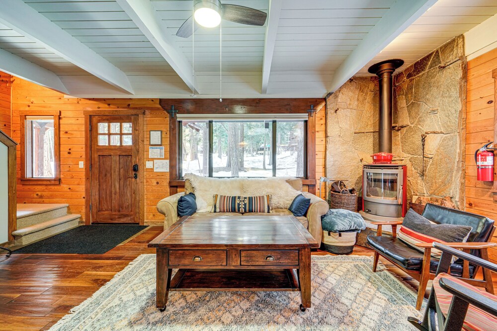3 Mi to Skiing: Retreat w/ Deck in Tahoe Donner!