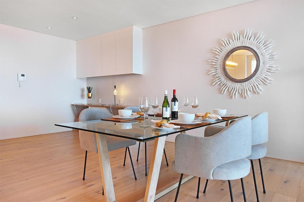 Bright 2bed in Sea Point w Sea Views Helio Haven
