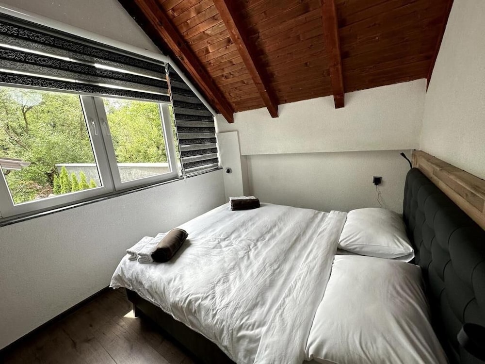 Rijeka Villa-Spacious 4BR with Pool