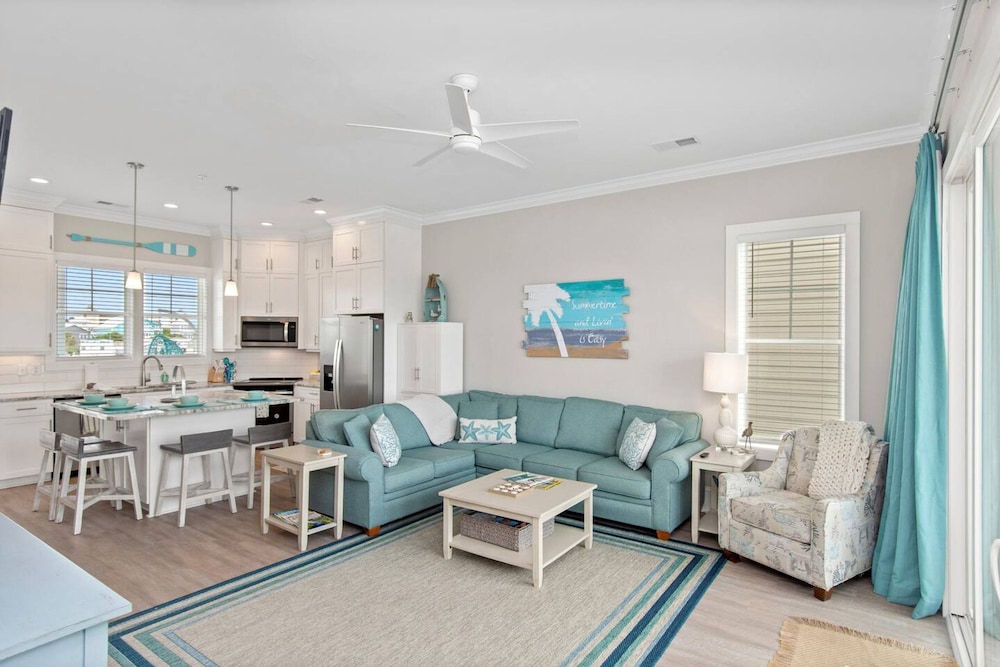 Luxury Beach Condo 5 Min Walk to Beach Shops
