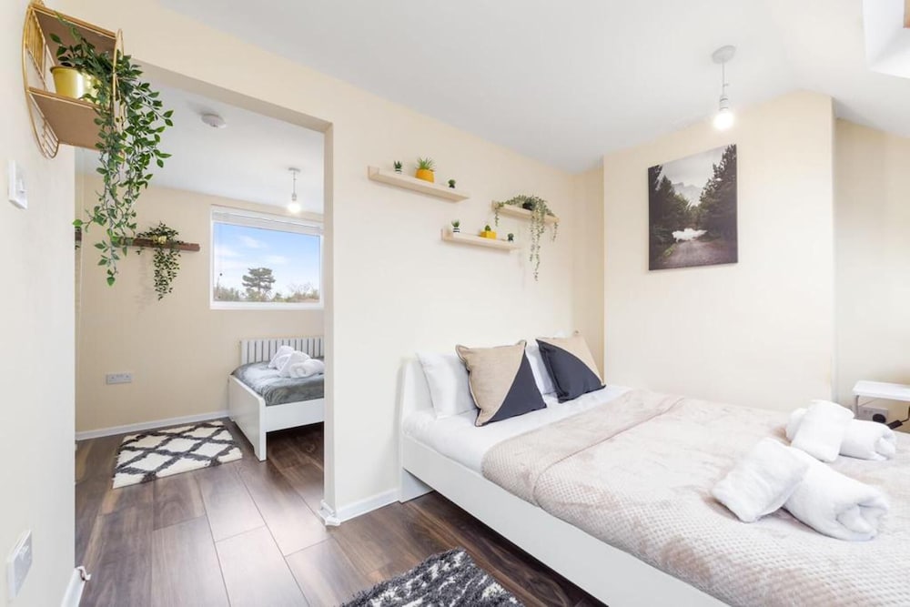 Remarkable 2 Double Bed Ensuite Room Isleworth TW7 view 4