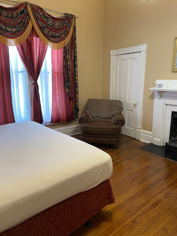 Carriage Lane Inn