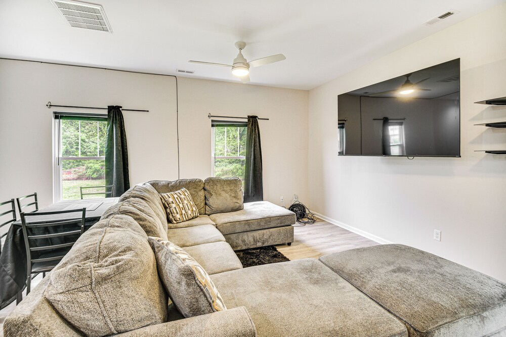 Walk to Dining: Sleek Hampton Home w/ Deck!