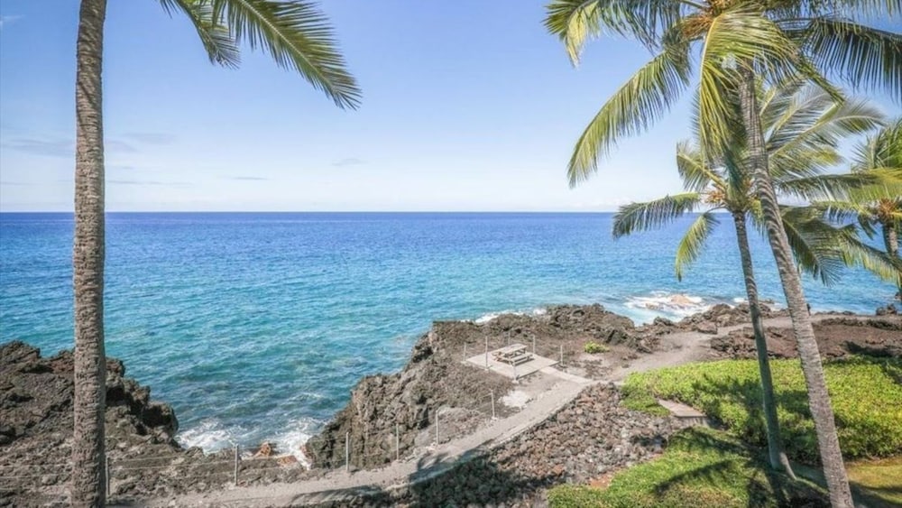 Oceanfront Penthouse With Sunset Views, A/C and Wraparound Lanai! - Vrkcv