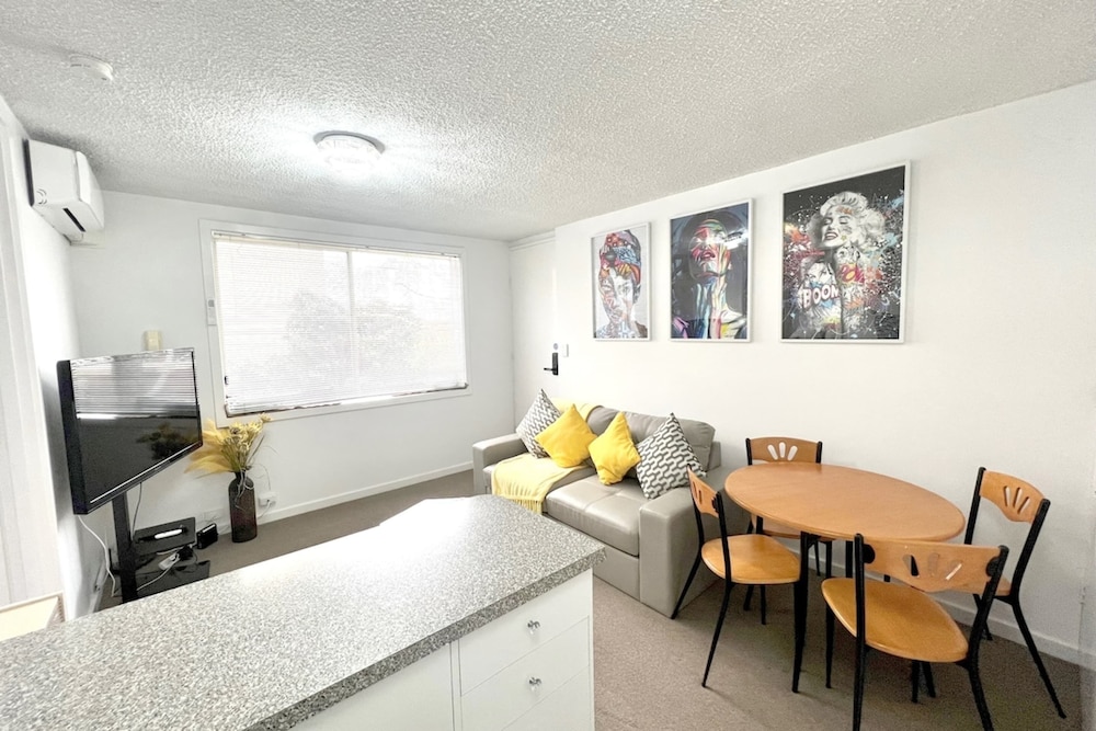Cozy 1-bedroom Unit in St Kilda w/ Parking & Wifi