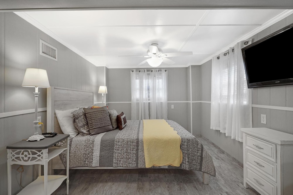 West Beach  3 Bedroom Cottage by RedAwning