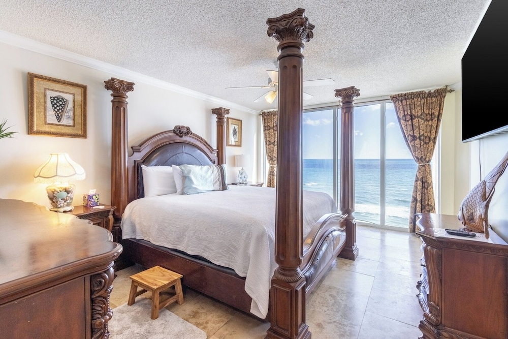3BR Gulf-front Luxury w/ Pool Bar & Spa Baths