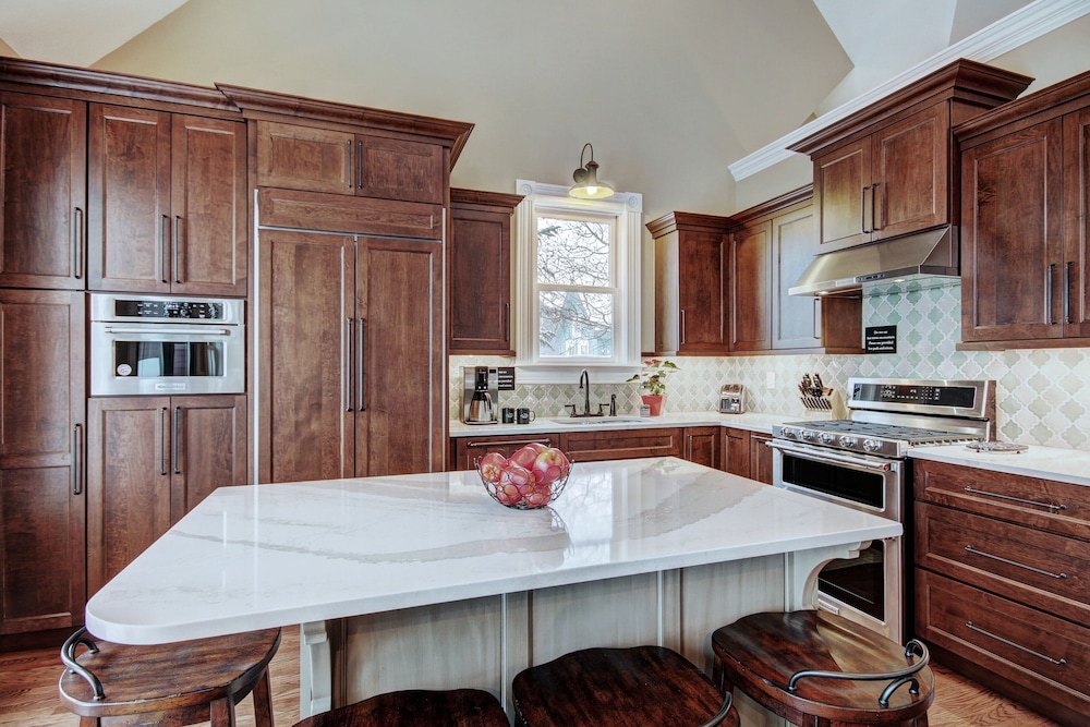 Ridge Street Lookout 4 Bedroom Home by RedAwning