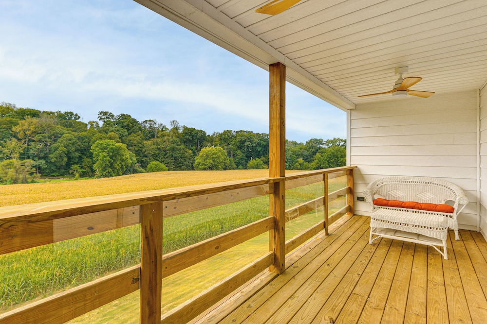 Updated Farmhouse < 2 Mi to Historic Middletown!
