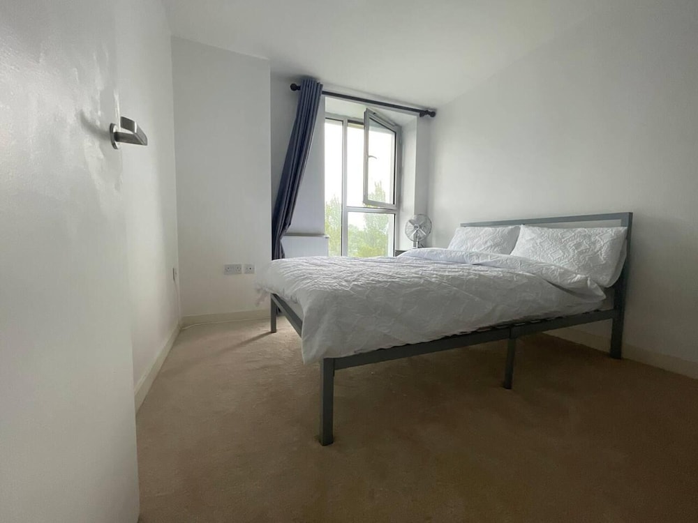 Beautiful 1-bed Apartment in Manchester City view 3